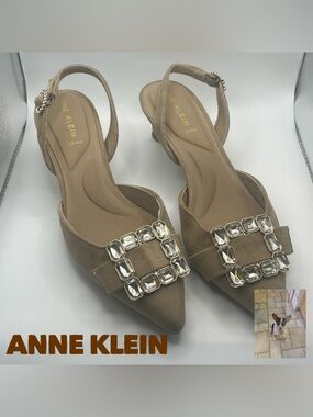 NIB Anne Klein Tan Pumps With Rhinestone Buckle